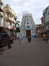 Eingang zum Prashanti Nilayam in Gestalt eines Gopuram